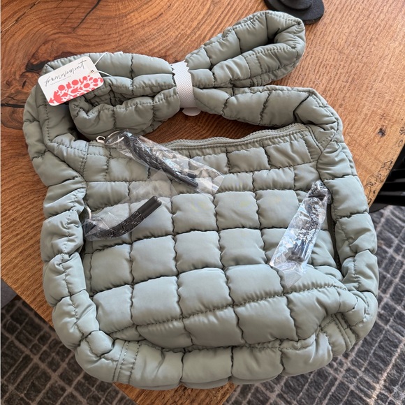 NWT Free People FP Movement Quilted Baby Carryall Sling Bag stone sage - Picture 2 of 2